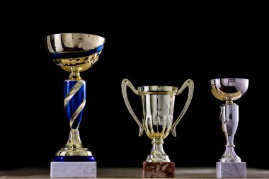 ödül, masanın üstünde duran bir bardak. Siyah bir backgro Kupası Ödülü