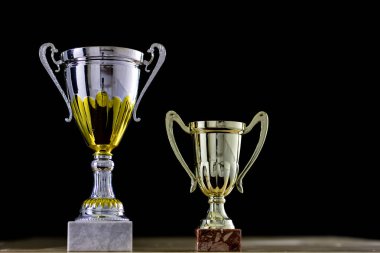 ödül, masanın üstünde duran bir bardak. Siyah bir backgro Kupası Ödülü