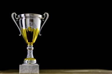 ödül, masanın üstünde duran bir bardak. Siyah bir backgro Kupası Ödülü