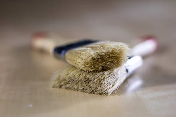 Pedzel voor het schilderen met olieverf op een houten workshop tafel. A — Stockfoto