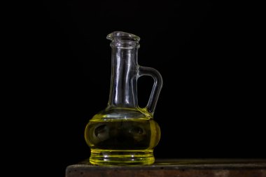 Bir cam tarzı şişe eski bir ahşap kutu üzerine. Eski bir yağlıboya 