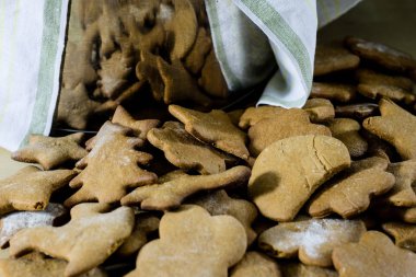 Lezzetli ve lezzetli gingerbread çerezleri Noel için. Noel