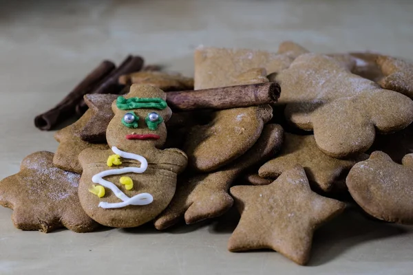 クリスマスのためのおいしい、おいしいジンジャーブレッド クッキー。クリスマス — ストック写真