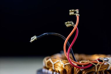Ahşap bir masa üzerinde bir elektrik motoru parçaları. Stator ENG