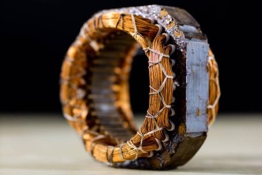 Ahşap bir masa üzerinde bir elektrik motoru parçaları. Stator ENG
