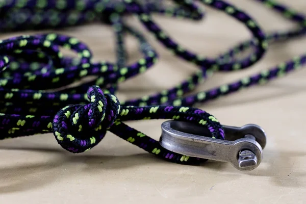 Takelage, Segel-Zubehör. Seilblock und Schekel auf einem Holztisch. schwarzer Hintergrund — Stockbild Takelage, Segel-Zubehör. Seilblock und Schekel auf einem Holz — Stockfoto