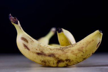 Ahşap bir masa üzerinde lezzetli olgun muz. Kitch soyulmuş muz