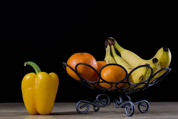 Frutas sabrosas en una canasta de metal. Cesta de alambre con frutas en un coro — Foto de Stock