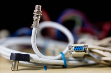 eski bilgisayar kabloları. Kabloları lpt, com1 ve com2 için okul sırası ve la