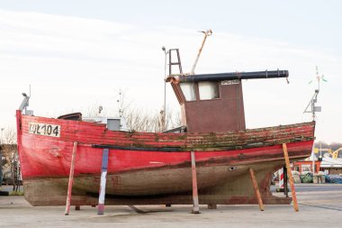 Balıkçı teknesi balıkçı limanı iskele üzerinde sergiledi. Seaport