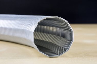 Teknik hortum ahşap bir masa üzerinde. Kablo fabrikaları olarak kullanılmak üzere bir