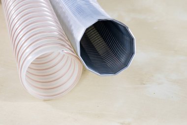 Teknik hortum ahşap bir masa üzerinde. Kablo fabrikaları olarak kullanılmak üzere bir