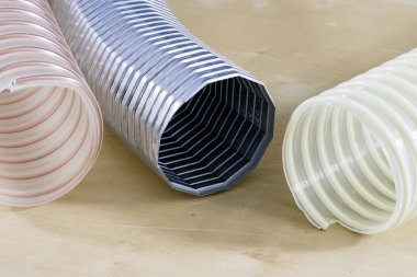 Teknik hortum ahşap bir masa üzerinde. Kablo fabrikaları olarak kullanılmak üzere bir