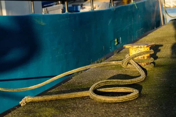 Dissuasore nel porto di pesca sul molo. La corda avvolta moori — Foto Stock