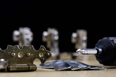 Marangozluk aletleri ve aksesuarları bir atölye tablo. Menteşeler ve 