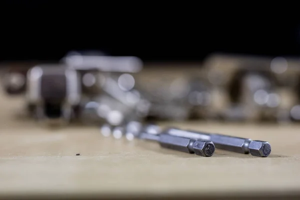 Timmerwerk tools en accessoires op de tafel van een workshop. Scharnieren en — Stockfoto