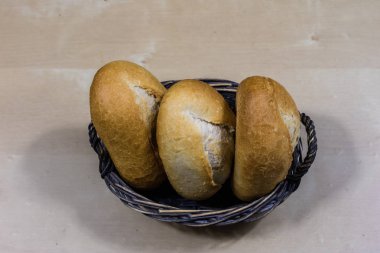 Hasır sepet içinde lezzetli taze ekmek. Bir woo bir sepet içinde rulo