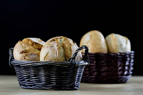 Вкусный свежий хлеб в плетеной корзине. Мбаппе в корзине на вау — стоковое фото