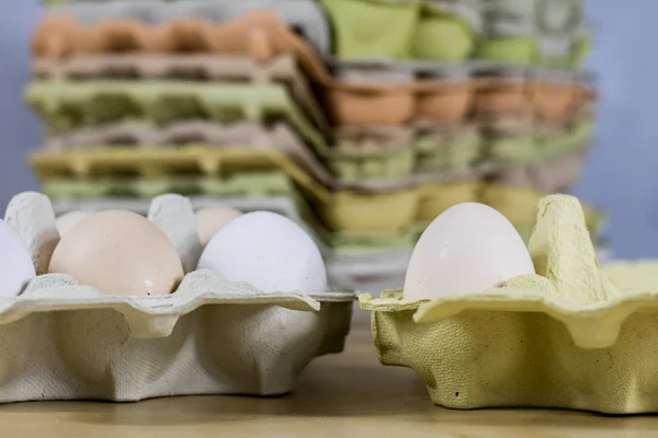 Huevos en moldes en una mesa de cocina de madera. Huevo de gallina en la cocina — Foto de Stock