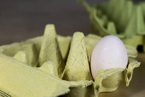 Huevos en moldes en una mesa de cocina de madera. Huevo de gallina en la cocina — Foto de Stock