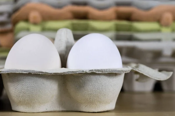 Huevos en moldes en una mesa de cocina de madera. Huevo de gallina en la cocina — Foto de Stock