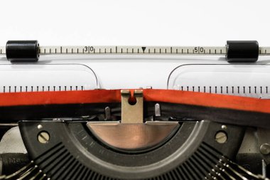 Daktilo ve beyaz kartı makineye berbat. Ahşap masa