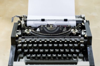 Daktilo ve beyaz kartı makineye berbat. Ahşap masa