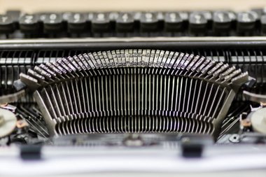 Daktilo ve beyaz kartı makineye berbat. Ahşap masa