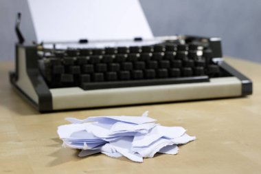 Daktilo ve beyaz kartı makineye berbat. Ahşap masa
