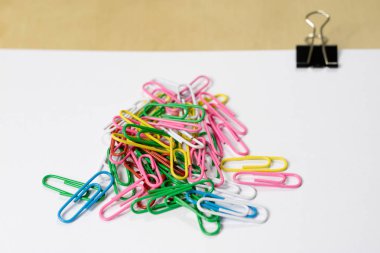 Yeni office ataç beyaz bir kağıt parçası üzerinde. Ofis accesso