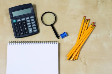 Çizim aletleri ve iş tablosu üzerinde bir not defteri. Aksesuar