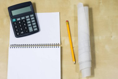 Çizim aletleri ve iş tablosu üzerinde bir not defteri. Aksesuar