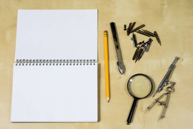 Çizim aletleri ve iş tablosu üzerinde bir not defteri. Aksesuar