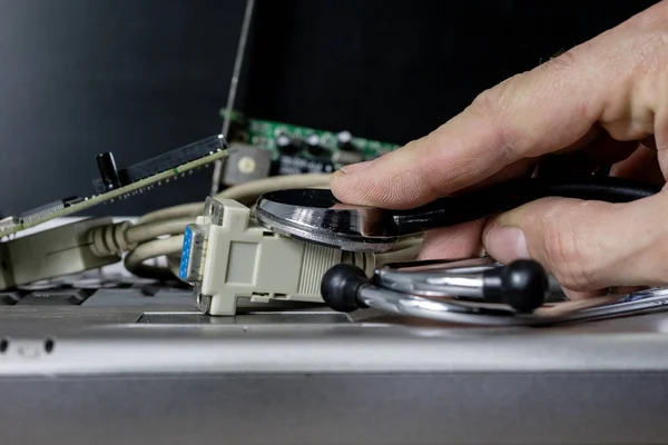 Tratamento de computador em um serviço de computador. Reparação e diagnóstico — Fotografia de Stock