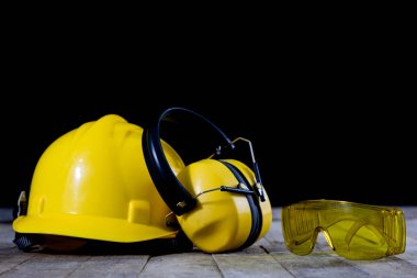 Koruyucu giysi bir ahşap Atölyesi tablo. Osh aksesuarları 