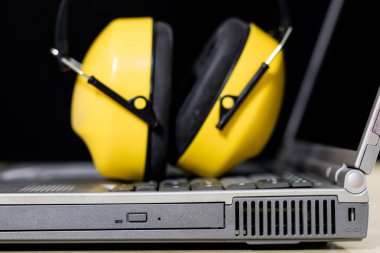 C ile birlikte profilden gördüm bir ahşap masa üstünde a laptop