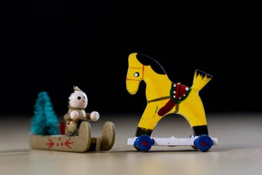 Noel dekorasyonları ahşap ahşap bir masa üzerine yapılmış. Noel 