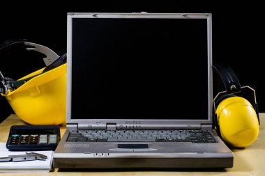 Tasarım ofisi ve koruyucu giysiler. Ahşap masa ve mühendis