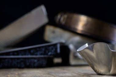 Teneke ve ahşap bir masa üzerinde pişirme formları. Eski mutfak aksesuarları