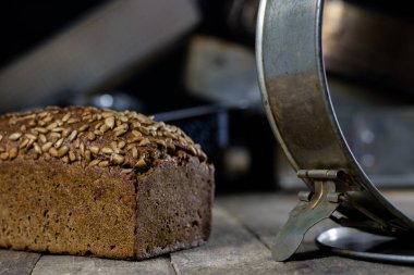 Huysuz ve taze ekmek ile ayçiçeği ahşap bir masa üzerinde. Ekmek bir