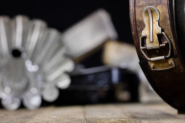 Blikken en bakken formulieren op een houten tafel. Oude keuken accessoires — Stockfoto