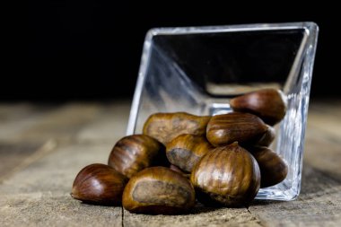 Teneke ve ahşap bir masa üzerinde pişirme formları. Mutfak masasının üzerinde eski mutfak aksesuarları.