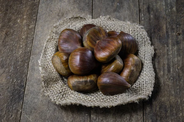 Scatole e forme di cottura su un tavolo di legno. Vecchi accessori da cucina sul tavolo della cucina . — Foto Stock