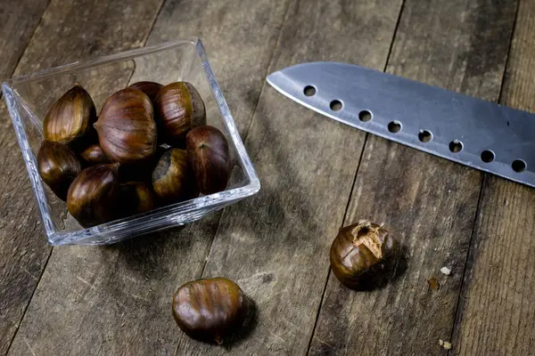 Scatole e forme di cottura su un tavolo di legno. Vecchi accessori da cucina sul tavolo della cucina . — Foto Stock