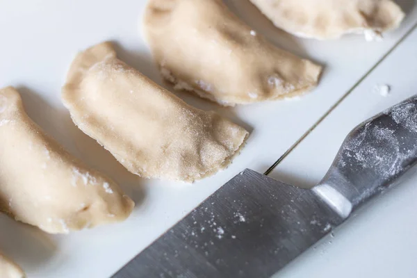 Läckra dumplings med potatis fyllning. Att göra dumplings i kit — Stockfoto