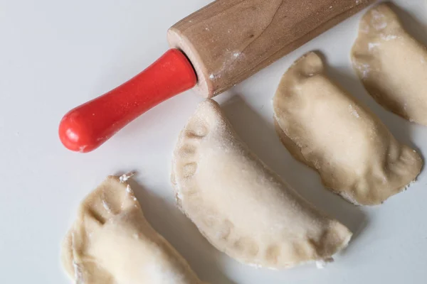 Läckra dumplings med potatis fyllning. Att göra dumplings i kit — Stockfoto