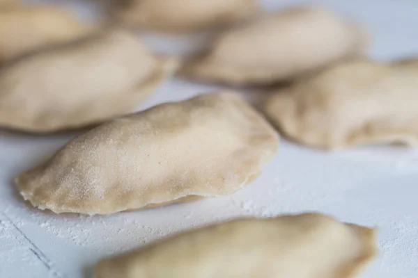 Läckra dumplings med potatis fyllning. Att göra dumplings i kit — Stockfoto