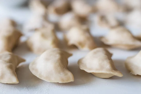 Läckra dumplings med potatis fyllning. Att göra dumplings i kit — Stockfoto