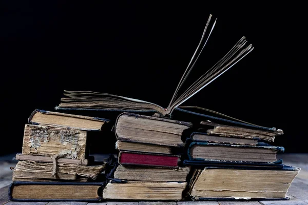 Staré zničené knihy na dřevěný stůl. Čtení herna knihovna s — Stock fotografie