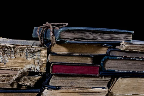 오래 된 나무 테이블에 책을 파괴. 독서 방 도서관 — 스톡 사진
